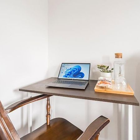 En-Suit Room With Free Dedicated Parking Manchester Esterno foto