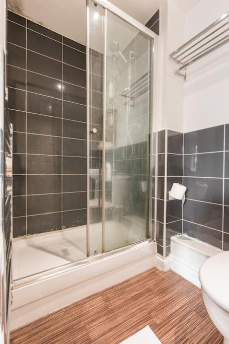 En-Suit Room With Free Dedicated Parking Manchester Esterno foto