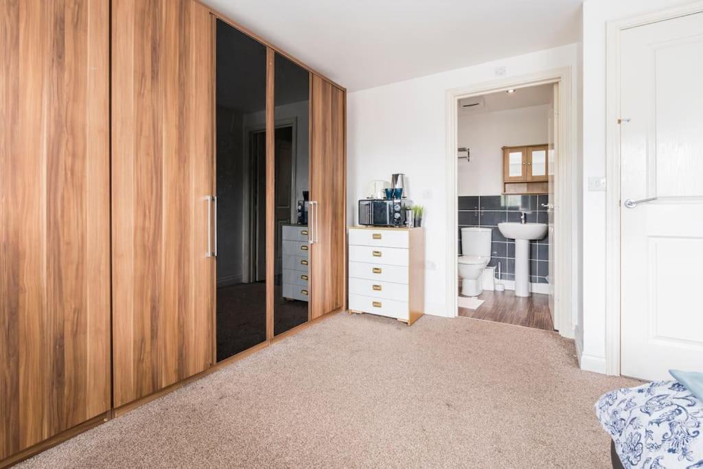 En-Suit Room With Free Dedicated Parking Manchester Esterno foto