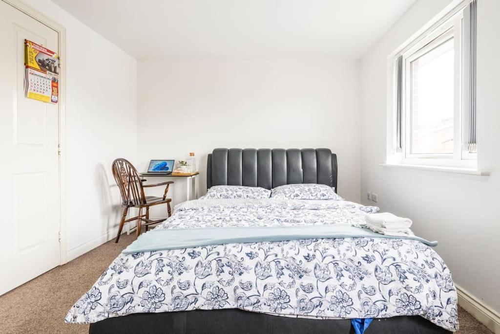 En-Suit Room With Free Dedicated Parking Manchester Esterno foto