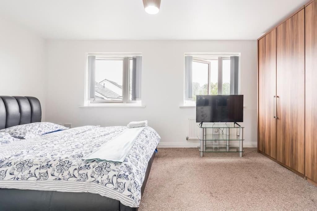 En-Suit Room With Free Dedicated Parking Manchester Esterno foto